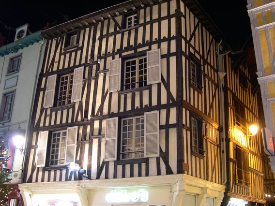  maison à pans de bois la nuit